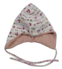 Bílo-barevná sametová čepice s nápisy a krokodýly