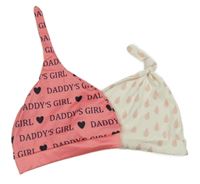 2x čepice - smetanová s kapsami + růžová s nápisy 