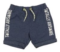 Tmavomodré teplákové kraťasy s nápisem