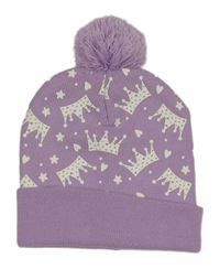 Lila čepice s korunami a srdíčky