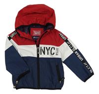 Červeno-bílo-tmavomodrá šusťáková jarní bunda s nápisem a kapucí C&A