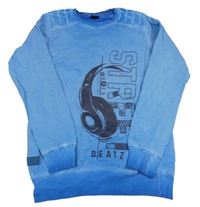 Modrá mikina se sluchátky a nápisem Chapter Young