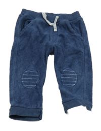 Tmavomodré sametové tepláky s nášivkami 