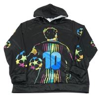 Černá sportovní mikina s fotbalistou a kapucí 