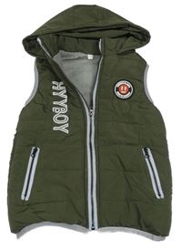 Khaki šusťáková zateplená vesta s nápisem a nášivkou a kapucí 