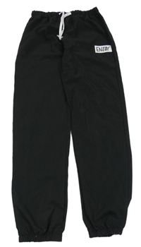 Černé šusťákové kalhoty s nápisem Shein