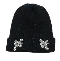 Černo-modrá pletená žebrovaná čepice s kamínky 