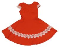 Červené šaty s bílými krajkovými květy 