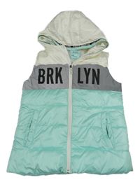 Mintovo-smetanovo-šedá šusťáková zateplená vesta s nápisem a kapucí 