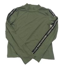 Khaki žebrované crop triko s nápisy na rukávech C&A