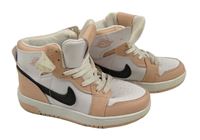 Bílo-pudrové koženkové kotníčkové teplé boty s logem Nike vel. 30