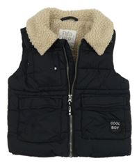 Tmavomodrá prošívaná šusťáková zateplená vesta s nášivkou a huňatým límečkem F&F