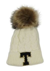 Bílá čepice s písmenem a bambulí 