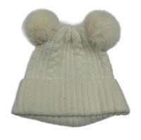 Bílá čepice s bambulemi F&F