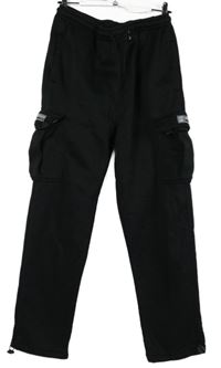 Pánské černé cargo tepláky s kapsami 