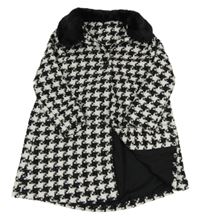 Bílo-černý vzorovaný pletený podšitý kabát s chlupatým límcem St. Bernard