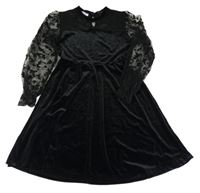 Černé sametové šaty s tylovými rukávy s motýlky 