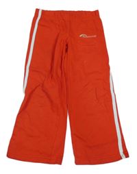 Červené tepláky s nápisem a pruhy 