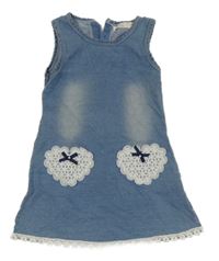 Světlemodré šaty riflového vzhledu se srdíčky z krajky 