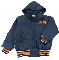 Tmavomodrý šusťákový přechodový bomber s písmenky a pruhy a kapucí athletes