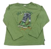 Khaki triko s teniskami