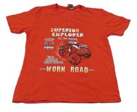 Červené tričko s autem a nápisem