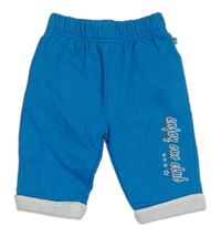 Modré tepláky s nápisem 