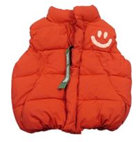 Červená šusťáková zateplená vesta s nápisem 