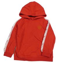 Červeno-bílá mikina s nášivkou a kapucí 