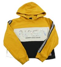 Žluto-bílo-černá crop mikina s nápisem a kapucí C&A
