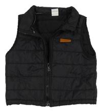 Černá šusťáková lehce zateplená vesta s nášivkou 