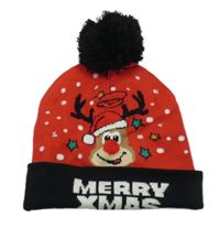 Červeno-černá pletená vánoční čepice se sobem a nápisy a bambulí ACCESSOIRES