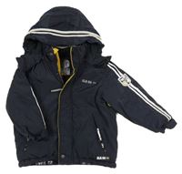 Tmavomodrá šusťáková přechodová bunda s nášivkou a pruhy a helmou a odepínací kapucí STACCATO