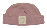Starorůžová žebrovaná čepice s nášivkou Sinsay