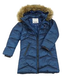 Tmavomodrý šusťákový zimní kabát s nášivkou a kapucí s kožešinou C&A