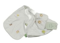 3 set - bílá čepice s nášivkou + bryndák + rukavice John Lewis