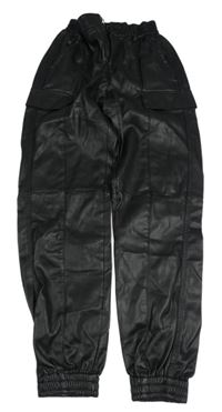 Černé koženkové cargo cuff kalhoty Bershka