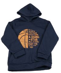 Tmavomodrá mikina s míčem a nápisy a kapucí 