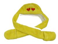 Žlutá chlupatá čepice se srdíčky a šálou