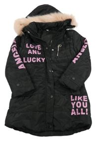 Černý šusťákový zimní kabát s nápisy a kapucí