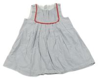 Světlemodro-bílé pruhované šaty s červenou ozdobou 