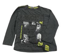 Tmavošedé triko s nápisem Y.F.K.