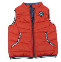 Červená šusťáková zateplená oboustranná vesta s nášivkou C&A