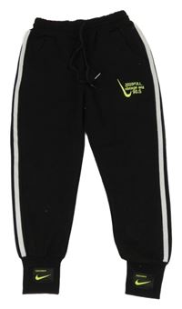 Černé tepláky s pruhy a výšivkou 