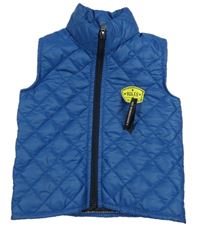 Modrá šusťáková prošívaná lehce zateplená vesta s nášivkou 