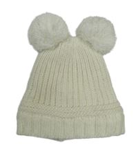 Smetanová čepice s bambulemi 