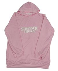 Světlerůžová mikina s nápisy - Stranger Things a kapucí