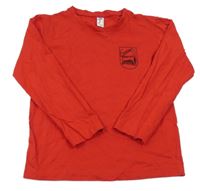 Červené triko s nápisem 