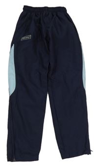 Tmavomodré šusťákové podšité kalhoty s nápisem 