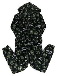 Černá chlupatá kombinéza s ovladači a kapucí 